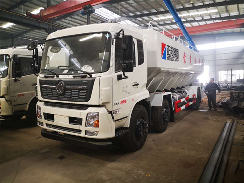 東風天錦小三軸30方飼料車發往雲南昆明