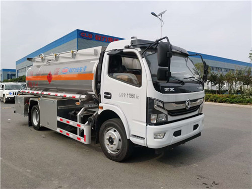 東風大多利卡10方鋁合金油罐車發車瞭