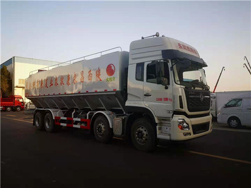 東風天龍前四後八40方鋁合金飼料車發車瞭