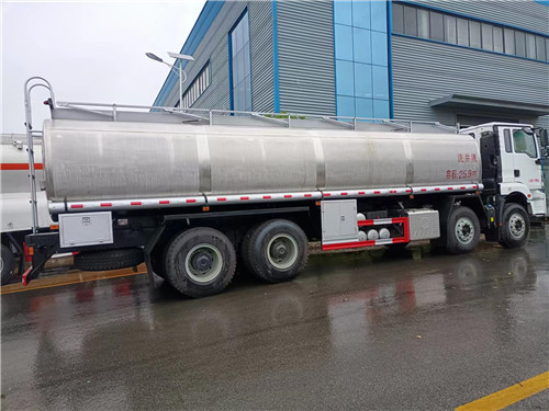 國六陝汽德龍前四後八供液車發車瞭