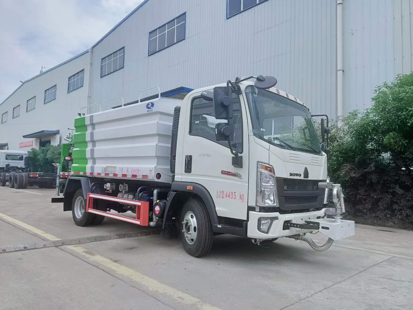 重汽豪沃7方灑水車,不僅能滿足你的大容量需求，還配備瞭各種實用功能和設施