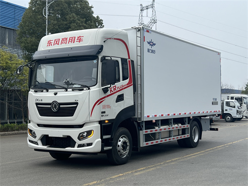 東風天錦PULS智能版330馬力6.8米冷藏車