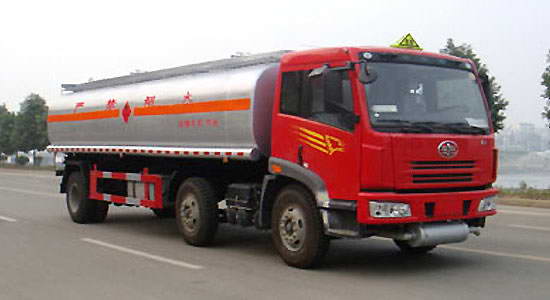 解放前四後四油罐車